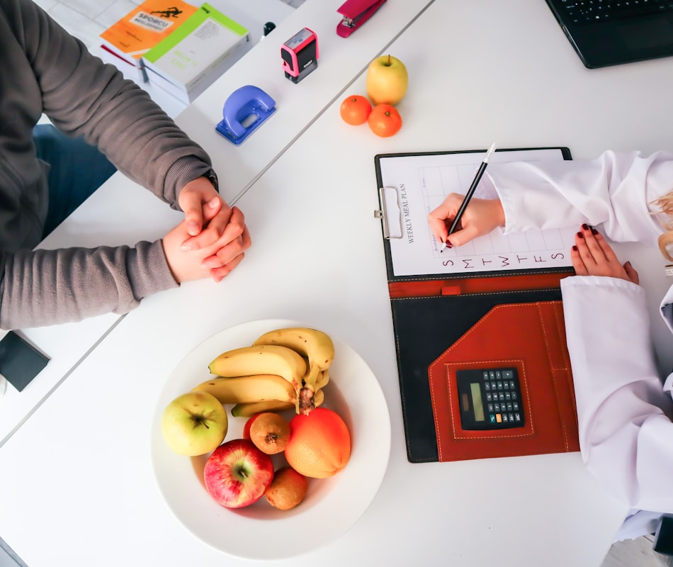 Expert en nutrition analysant un bilan personnalisé